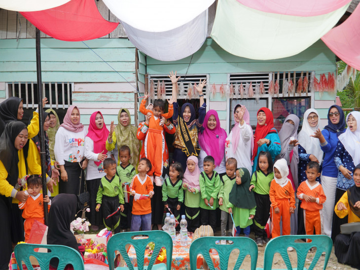 rogoh kocek pribadi, drg. Yusi Serahkan Alat Bermain di luar Saat Sosialisasikan Gempur Paud.
