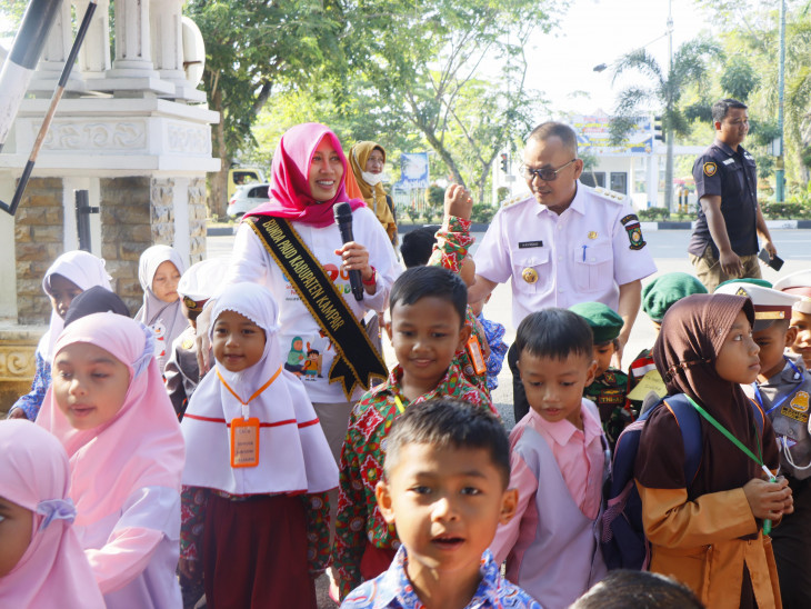Lakukan OBRAS Dengan Anak PAUD dan SD, Pj. Bupati Kampar Senyum-Senyum terima Pertanyaan Lucu