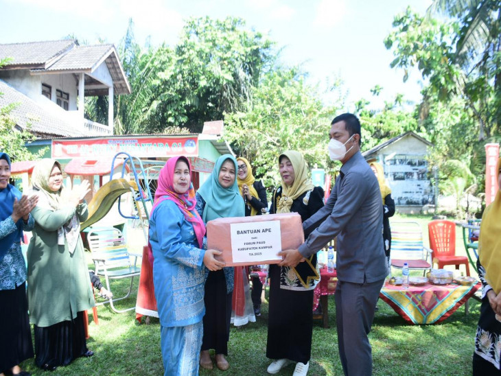 Komit Dengan Kemajuan PAUD, Bunda Paud Kampar Serahkan Alat Permainan Edukatif