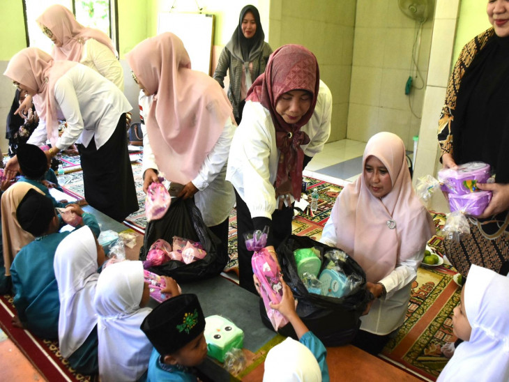Serahkan APE, Bunda Paud Nurharyeni Ahmad Yuzar ; Kembangkan Bakat dan Bangun Kemandirian Anak.