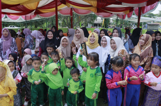 Sosialisasi Gempur Paud di Rumbio Jaya , Bunda Paud disambut Meriah dengan Marching Band