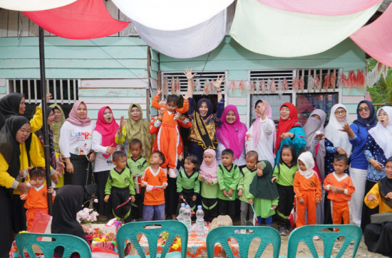 rogoh kocek pribadi, drg. Yusi Serahkan Alat Bermain di luar Saat Sosialisasikan Gempur Paud.