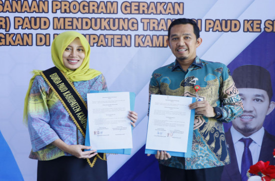 Bunda Paud bersama Kadis Kominfo tandatangani MoU Mendukung Transisi PAUD Ke SD Yang Menyenangkan