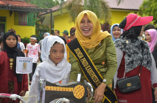 drg. Yusi Firdaus, MM Lepas Pawai Hari Pahlawan Di SDN 006 Langgini Kecamatan Bangkinang Kota