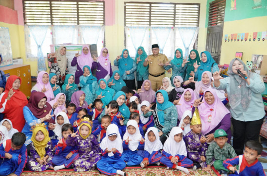 Bersama Bunda Paud Riau, Tengku Nurheryani Ahmad Yuzar Senam Bersama Anak-Anak PAUD